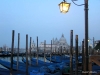 Gondolas en Venecia al amanecer